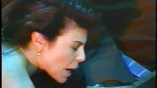 One pornografia italiana amatoriale Nympho Latina succhia il cazzo mentre il fidanzato gioca.