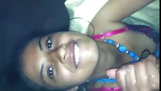 La xxx amatoriali italiani bionda si masturba con uno sconosciuto in macchina e vuole già scopare.