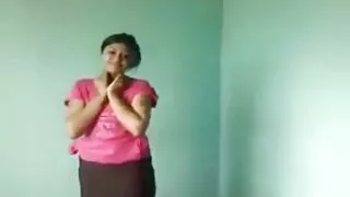 Il patrigno ricatta video erotici italiani amatoriali la figliastra e chiede sesso.