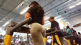 Fa un porno film italiani amatoriali pompino al patrigno mentre guarda la televisione.