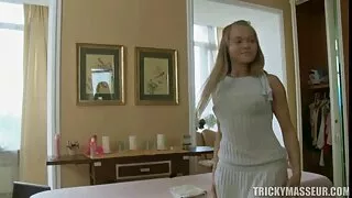 Ragazza in calze porno italiano amatoriale fatto in casa bianche sul letto.