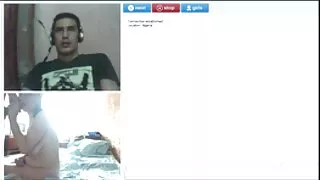 Divertirsi con video porno amateur italiani un uomo di colore in hotel.