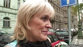 Mackenzie Mace porno amatoriale italiano fatto in casa fa sesso con un massaggiatore.