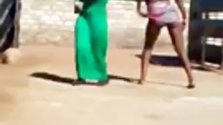 Cazzo sul tavolo vero amatoriale italiano porno dopo una profonda aspirazione.